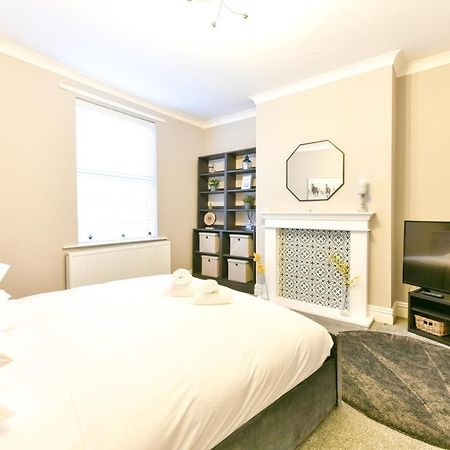 4 Bedroom, 2 Bathroom House - Free Parking Pontefract Dış mekan fotoğraf