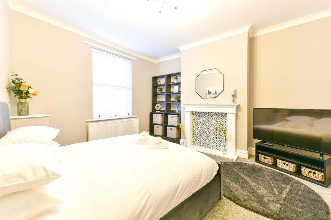 4 Bedroom, 2 Bathroom House - Free Parking Pontefract Dış mekan fotoğraf
