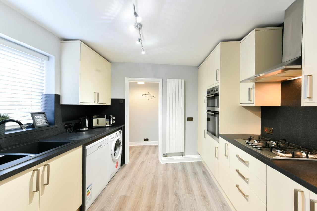 4 Bedroom, 2 Bathroom House - Free Parking Pontefract Dış mekan fotoğraf